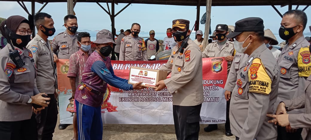 Polsek TBS Bagikan Sembako Kepada Warga Terdampak PPKM Bandar Lampung