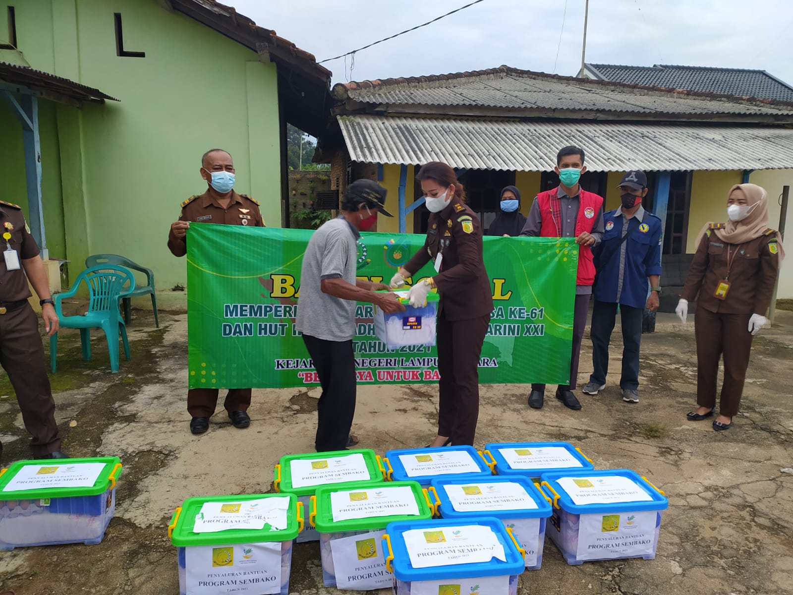 Peringati Hari Bakti Adhyaksa, Kejari Lampura Bagikan Sembako ke Masyarakat Kurang Mampu
