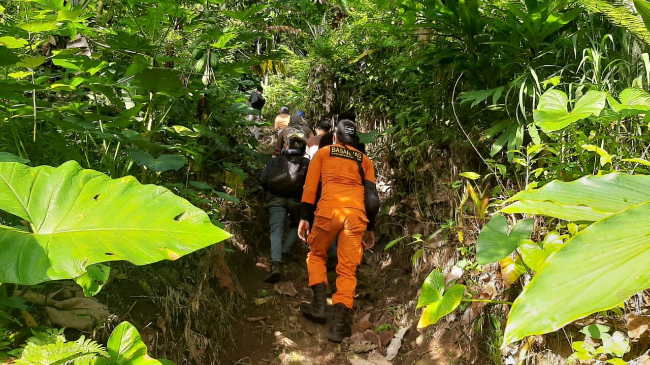 Tim sar sedang melakukan pencarian terhadap Ahmad Mario di sekitar lereng gunung, Jumat (16/07/2021)