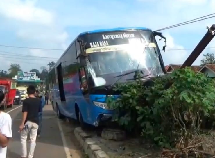 Sopir Ngantuk Sekejap Bus Damri Parkir di Tiang Listrik