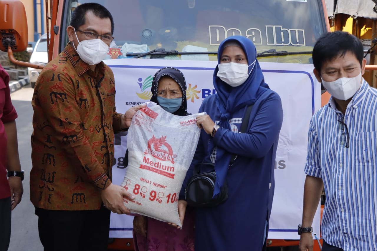 Pemerintah Provinsi Lampung bersama Perum Bulog Divre Lampung Luncurkan Program Bantuan Beras PPKM 2021