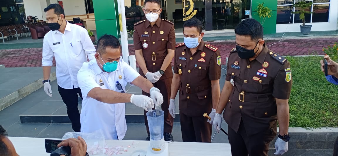 Kejari Pringsewu Musnahkan Barang Bukti Perkara,  Salah Satunya Ganja Seberat 141 gram