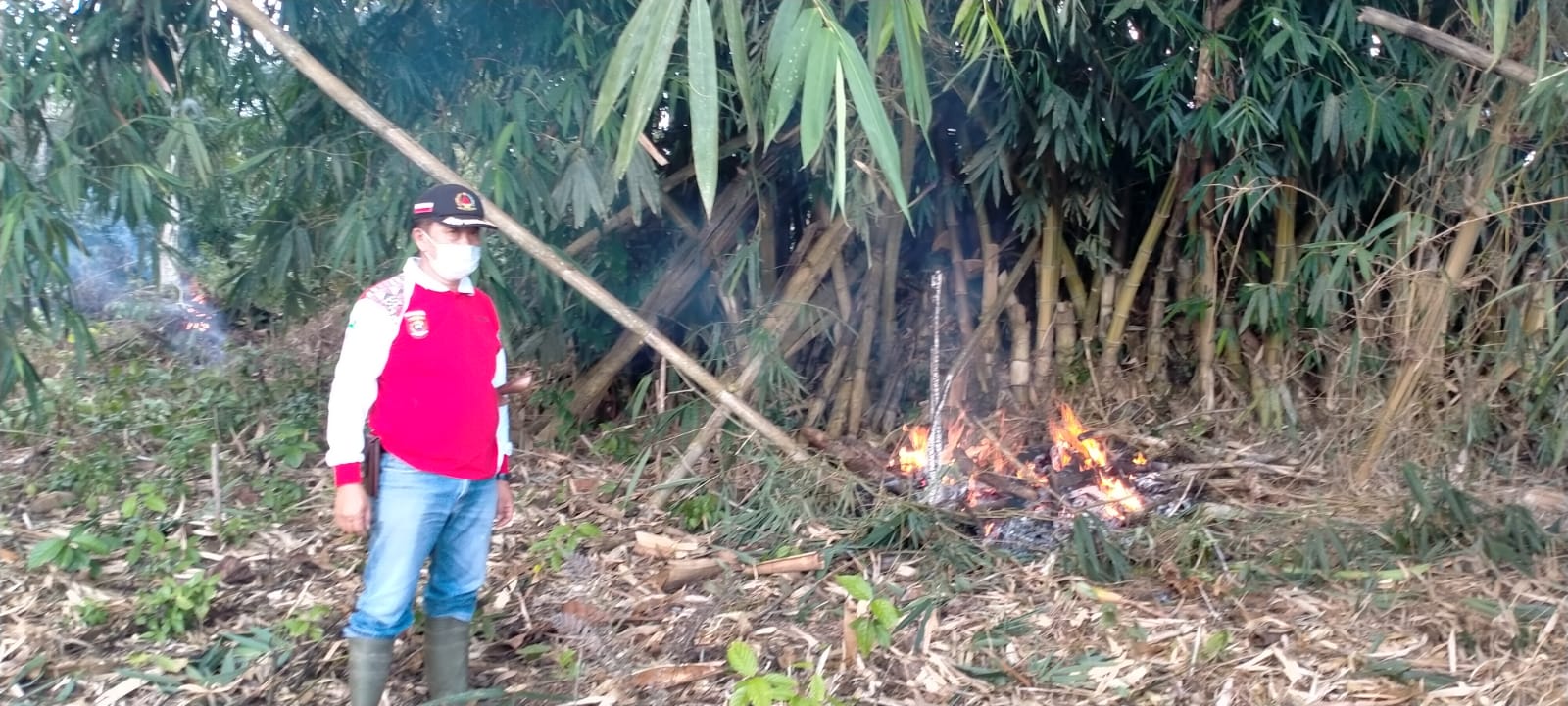 Rutinitas Jumat Bersih, Peratin Pekon Gunung Sugih Bersih-Bersih di TPU Gunung Sugih
