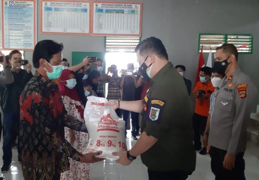 Pemkab Pesawaran Salurkan Bantuan Bagi Warga Terdampak PPKM