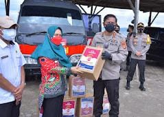 Salurkan Bansos PPKM Darurat, Kapolda Lampung Blusukan ke Kampung Nelayan