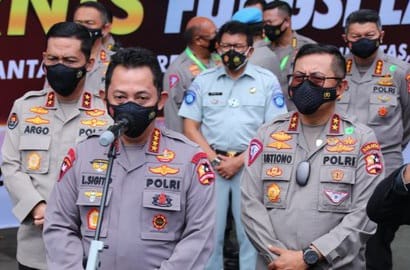 Kapolri Intruksikan Seluruh Polda Hingga Polsek Patroli Skala Besar Bagikan Bansos