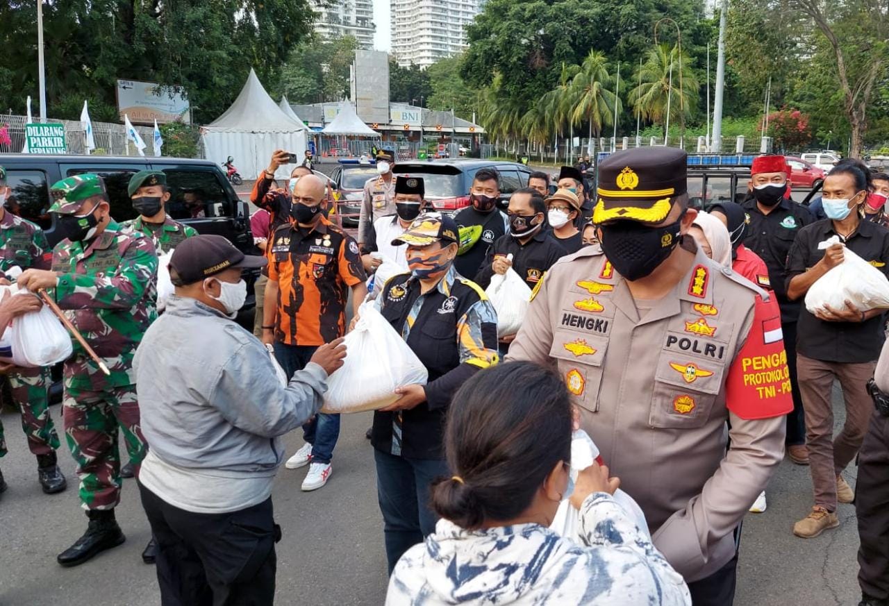 TNI-Polri Bersama Ormas Jakarta Pusat Bersatu Salurkan Bansos untuk Warga di Kemayoran