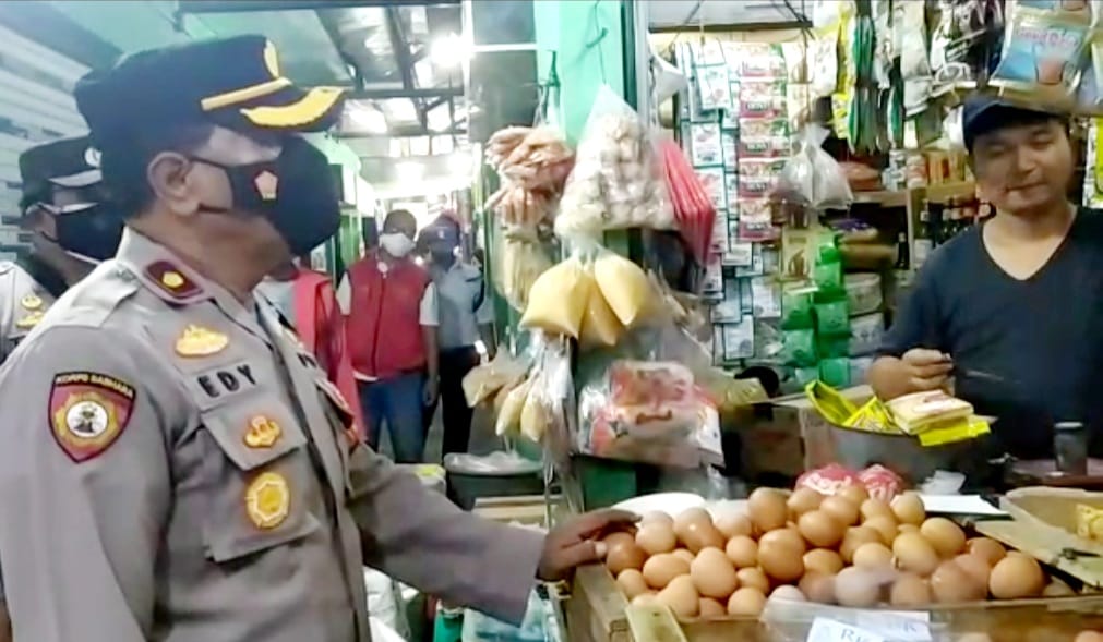Polsek Johar Baru Sosialisasi Prokes, Bagi Masker serta Pantau Harga Pokok Sembako di Pasar