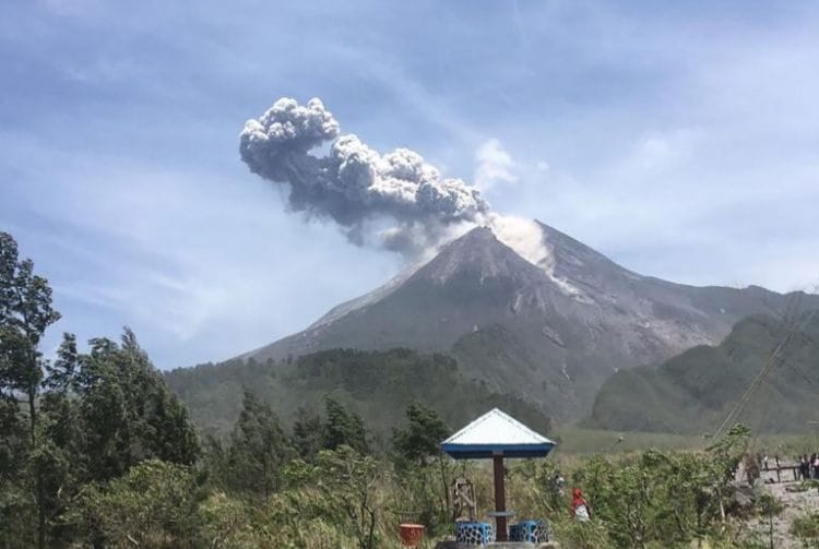 Siaga III, Hari Ini Gunung Merapi Gugurkan 15 Kali Lava Pijar dan Gempa