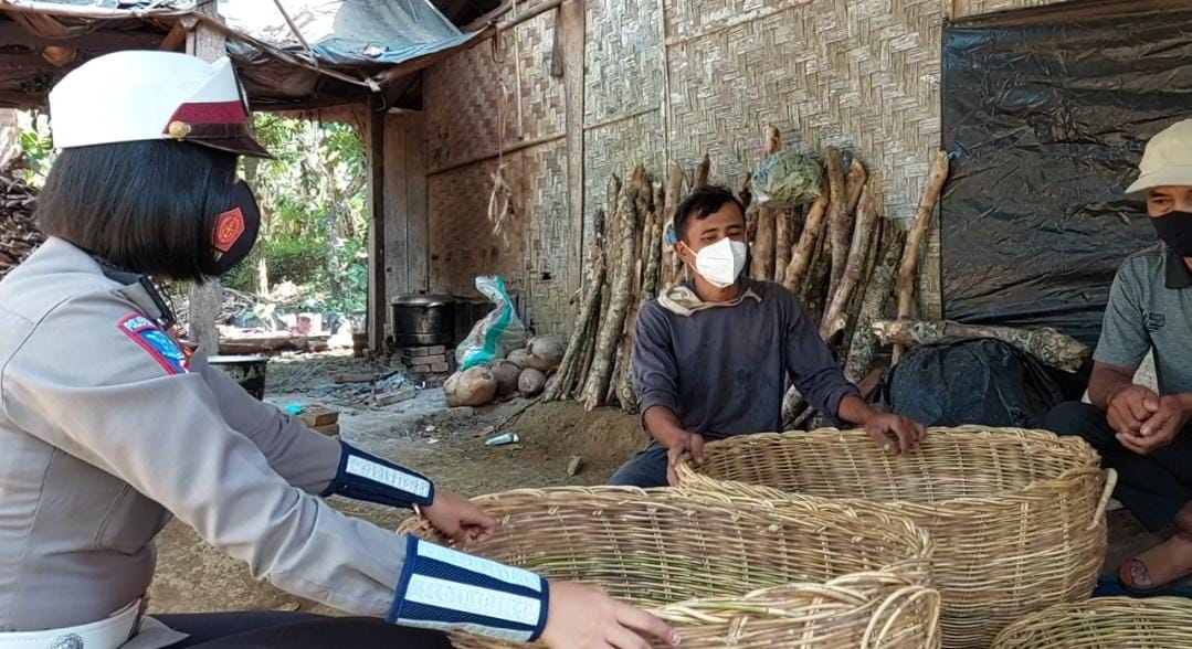Belajar dari Youtube, Anyaman Rotan Sumantri Warga Kota Agung Timur Kini Banyak Diminati