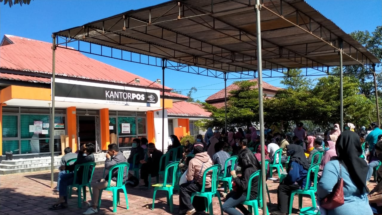 Kantor Pos Liwa Salurkan Bantuan Sosial dalam Penanganan PPKM Daerah