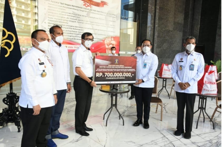 Kemenkumham Salurkan 46 Ribu Paket kepada Masyarakat Terdampak Covid-19
