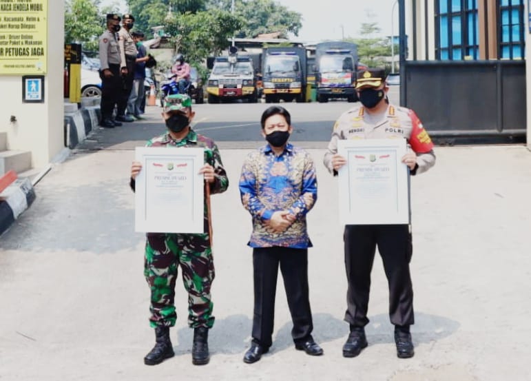 Sinergi Program Vaksinasi TNI-Polri, Dandim 0501 dan Kapolres Metro Jakarta Pusat Raih Penghargaan Presisi Award