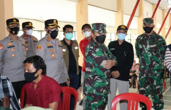 Sekda Lamsel dan Forkopimda Monitoring Serbuan Vaksinasi Covid-19 di Penengahan