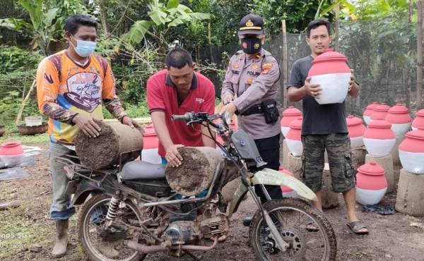 HUT Bhayangkara Ke-75, Polsek Sidomulyo Lounching Gentong Cuci Tangan Cegah Covid Dengan Kearipan Lokal