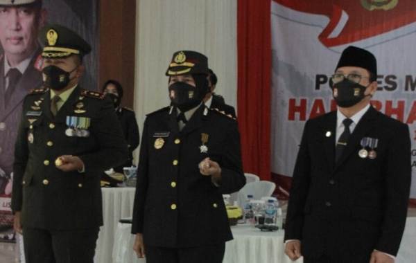 Kapolri Berikan Penghargaan Kepada Kota Metro Atas Diraihnya Penghargaan PPKM Mikro Terbaik Kota