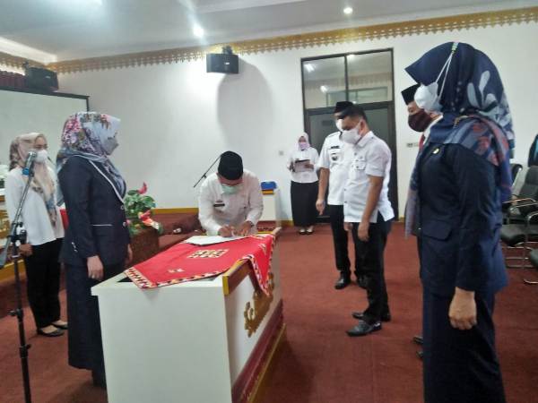 Kadis PMD dan Direktur RSUD Batin Mangunang Dilantik Bupati Tanggamus