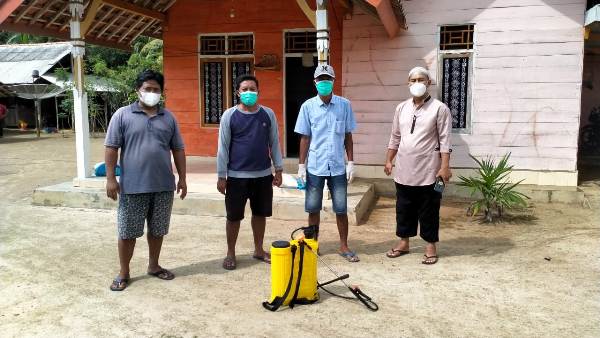 Kepala Kampung Aji Permai Talang Buah Bagikan Sembako Untuk Warganya Yang Sedang Jalani Isolasi Mandiri
