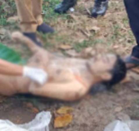 Mayat Pria Tanpa Identitas Dibungkus Plastik dengan 25 Luka Tusukan Gegerkan Warga Pugung