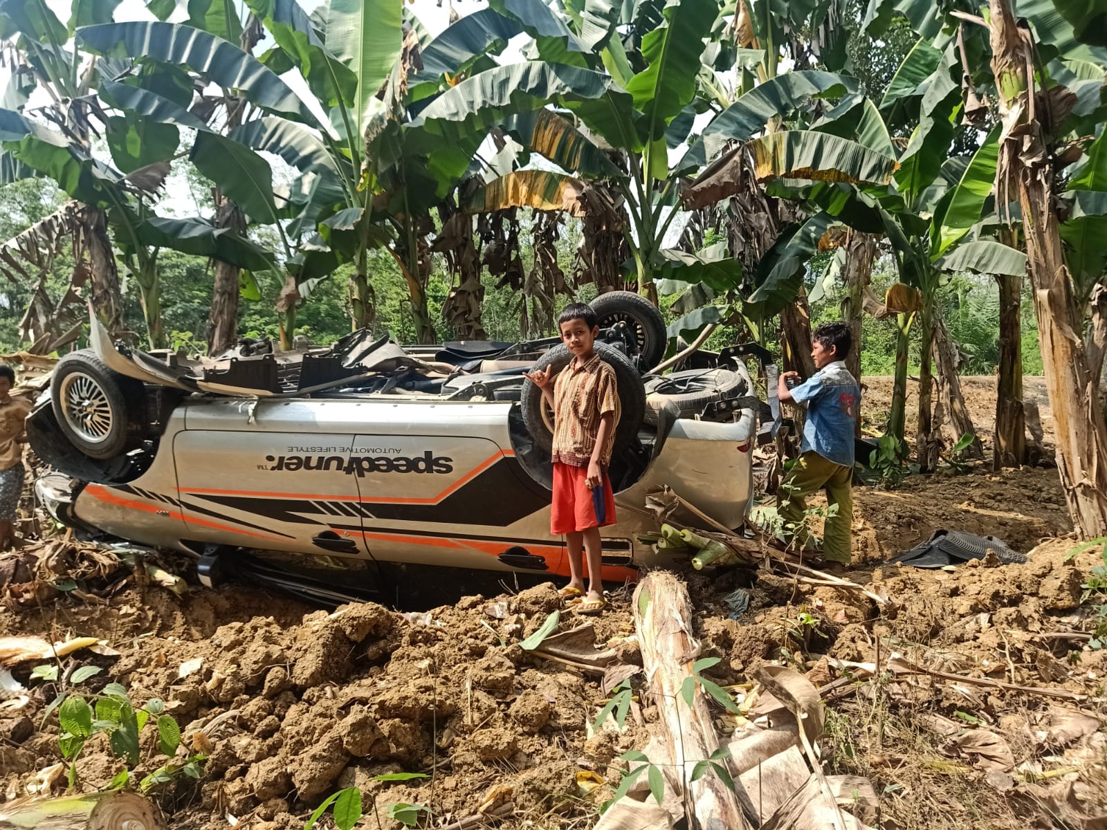 Mobil Minibus Avanza Hancur Terguling di Jembatan Sungai Buaya Mesuji
