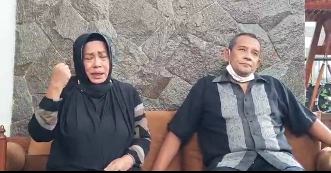 Anaknya Ditahan Karena Pengeroyokan Nakes, Ibu Awang: Biar Saya Saja yang Gantikan