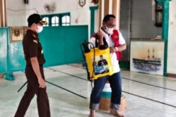 Jalani Hukuman, Wakil Bupati Lampung Tengah Bersihkan Masjid