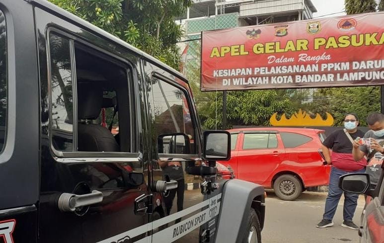 Kawanan Perampok Pecah Kaca Bobol Mobil Rubicon, Uang Rp200 Juta Raib