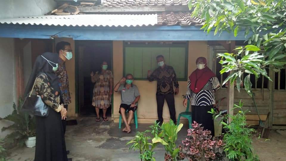 Kepala Desa Hadi Mulyo Mesuji Cek Kondisi Warganya yang Jalani Isolasi Mandiri serta Berikan Bantuan Pangan