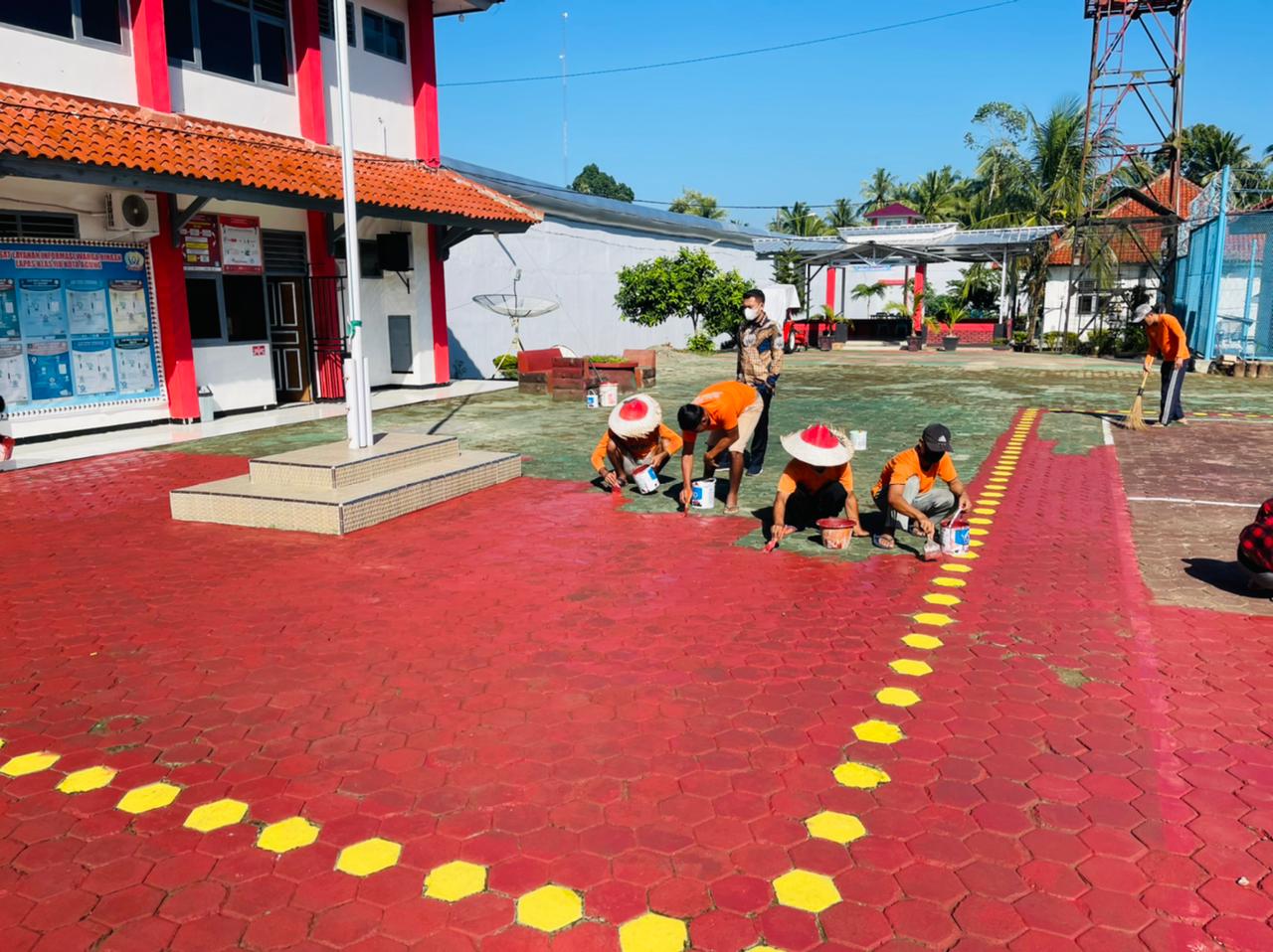 Sambut HUT RI, Lapas Kotaagung Lakukan Gotong Royong Bersama Warga Binaan