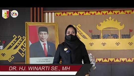 Bupati Tulang Bawang Bagikan Sembako untuk Warga yang Isoman