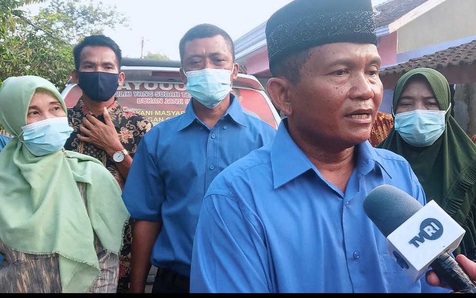 Cakades Aswanto Salurkan Bantuan Beras Ke Warga Dusun II Desa Gedong Agung