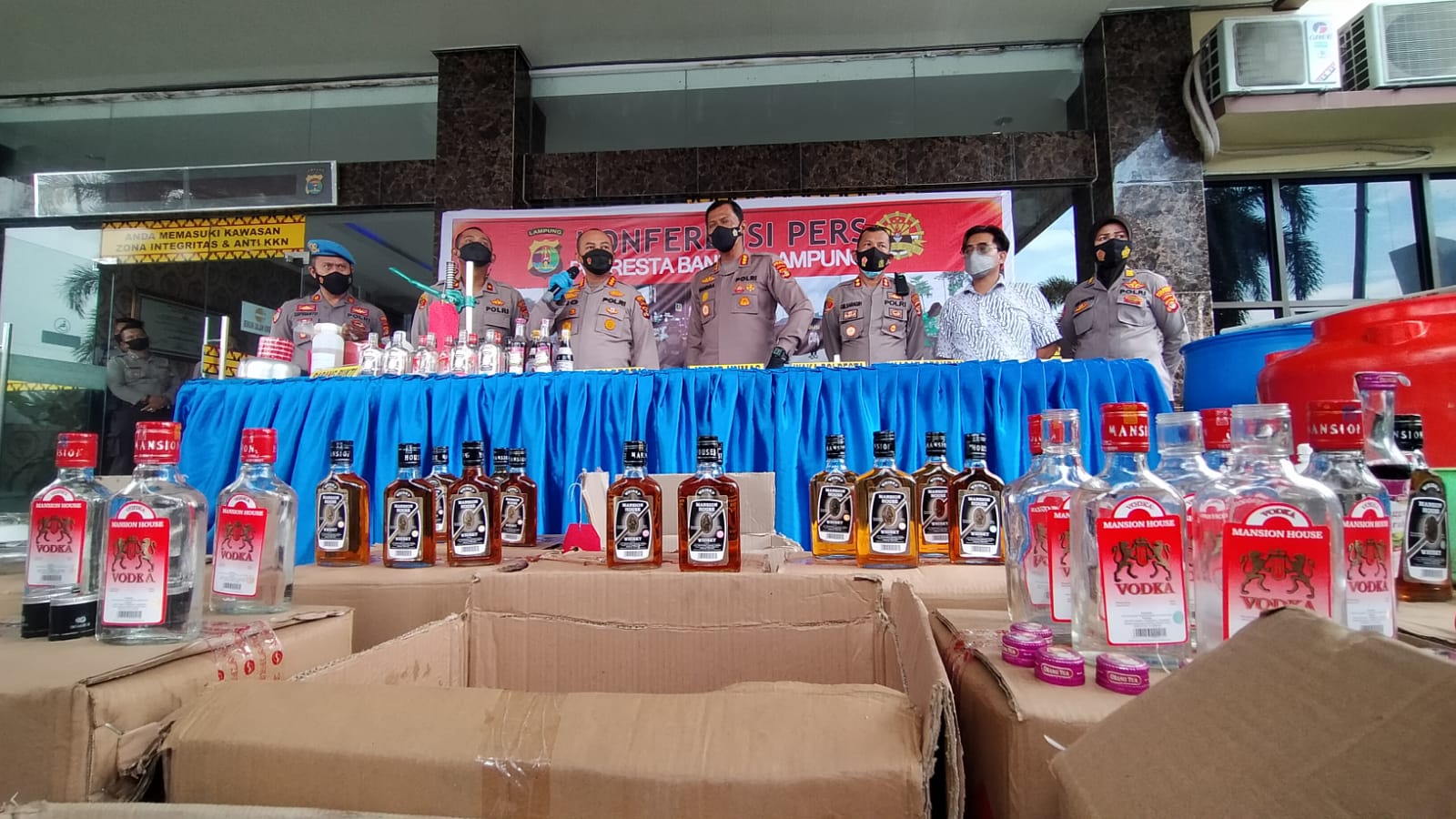 Polresta Bandar Lampung Tangkap Gudang Miras Oplosan