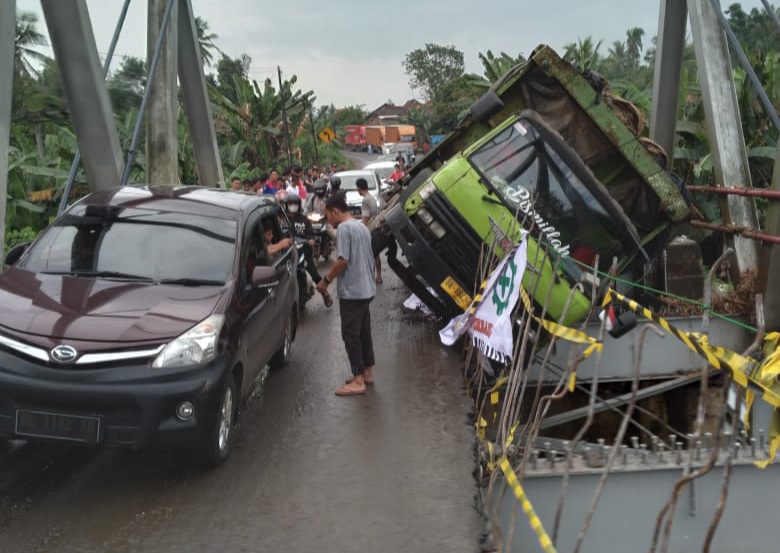 Truk Fuso Muatan Singkong Nyaris Terjun ke Sungai di Jembatan Jalinsum