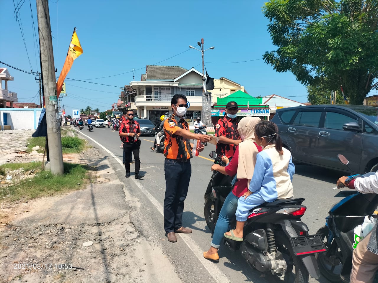 HUT Ke-76 Kemerdekaan RI, Pemuda Pancasila Pesibar Bagikan Masker dan Vitamin C Gratis