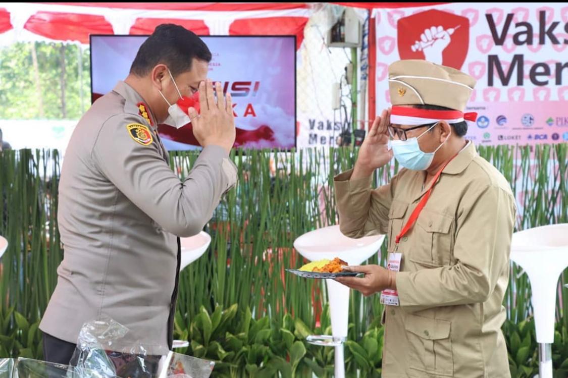 HUT Ke-76 RI, Relawan Vaksin Merdeka Jakarta Pusat Tetap Beroperasi dengan Pakaian Ala Pejuang Kemerdekaan
