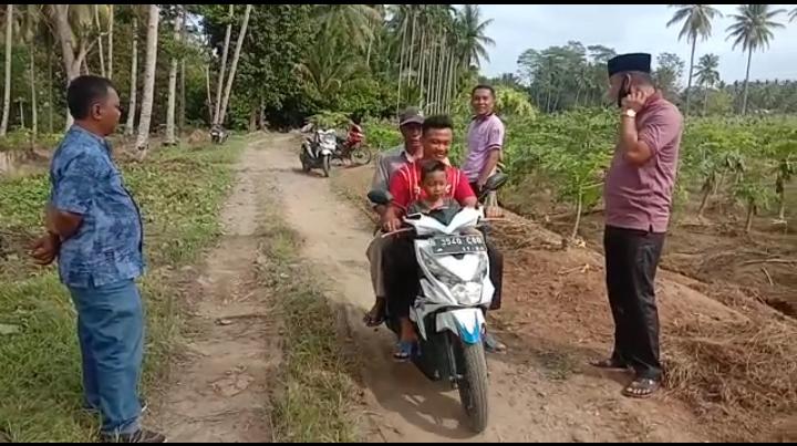 Warga Pekon Sukabumi Gotong Royong Bersihkan Badan Jalan Penghubung Antar Kecamatan