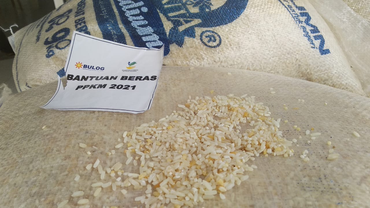 Beras Bansos PPKM yang Diterima Masyarakat Mesuji Kuning dan Tak Layak Konsumsi?