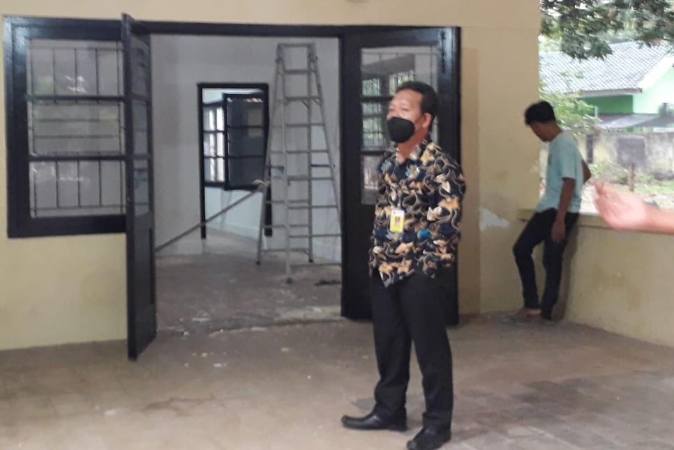 Peduli Rumah Informasi Sejarah Kota Metro Kepala BPN Fauzimar Salurkan Bantuan