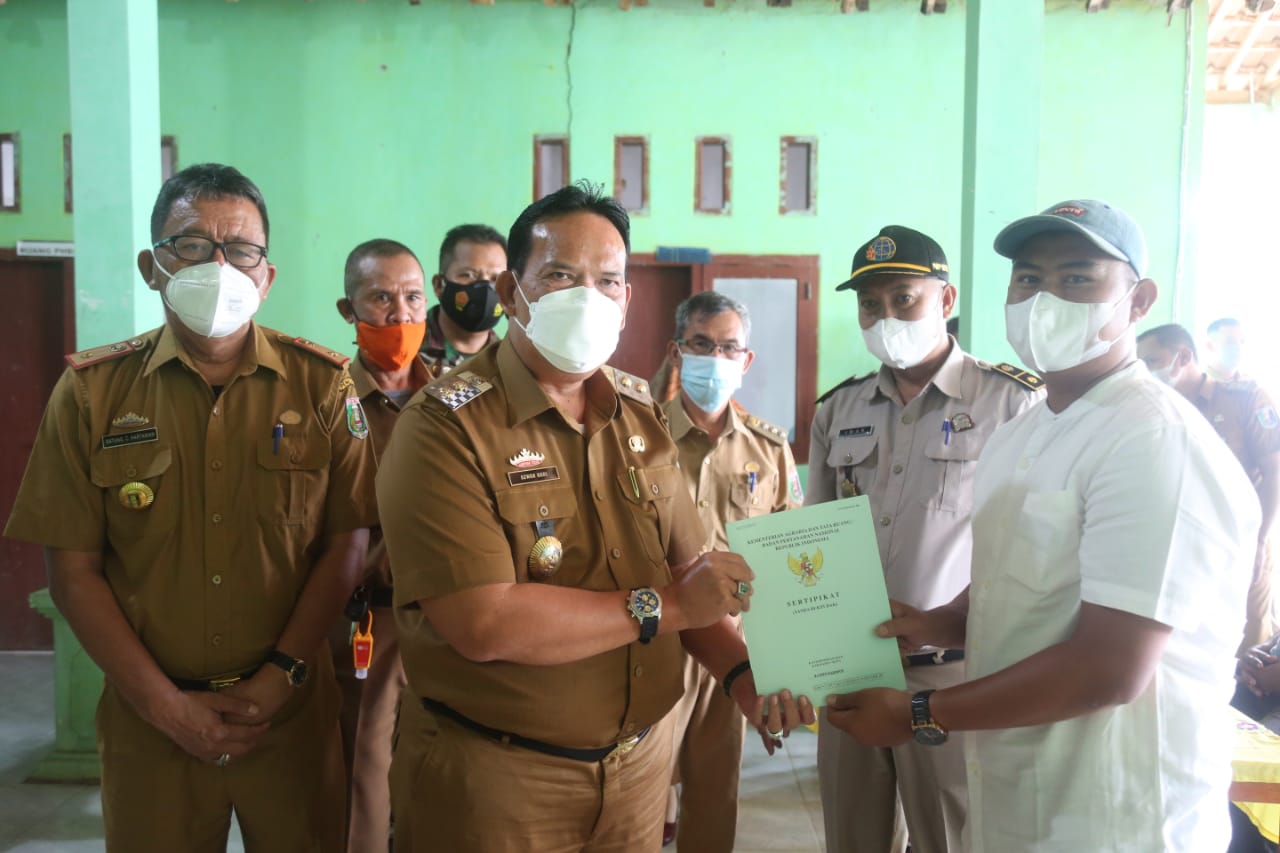 Wabup Azwar Hadi Serahkan Ribuan Sertifikat PTSL