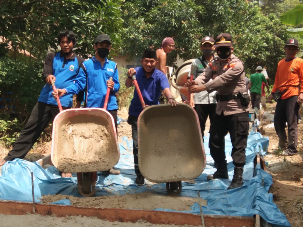Awasi Penggunaan Dana Desa, Kanit Binmas Polsek Sidomulyo Tinjau Pembangunan Jembatan Dusun