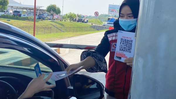 Hutama Karya Sosialisasikan Kenaikan Tarif Tol, Bagikan Brosuldi Pintu Keluar Tol