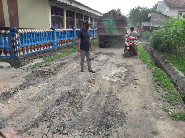 Warga Keluhkan Mobilitas Dump Truk Hilir Mudik Muat Tanah dan Merusak Jalan Desa Mada Jaya