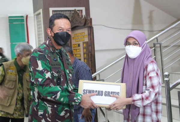 Bakti Sosial HUT ke-74 Korem, Danrem 043/Gatam dan Bupati Pringsewu Serahkan Bantuan Sembako dan Cek Pelaksanaan Vaksin