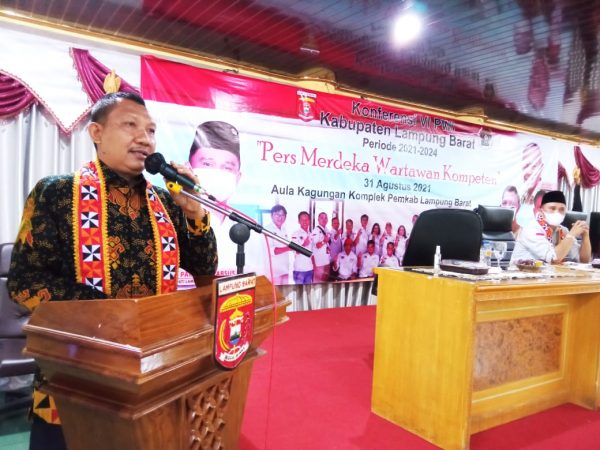 Supriyadi Pamerkan Tiga Calon Ketua PWI Lampung di Konferkab Lampung Barat, Parosil Ajak Wartawan Semakin Profesional