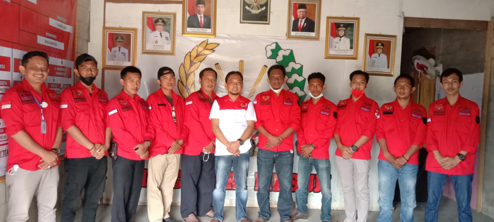 Sambut HUT RI Ke-76, PWRI Mesuji Bagikan Paket Sembako untuk Pelaku UMKM