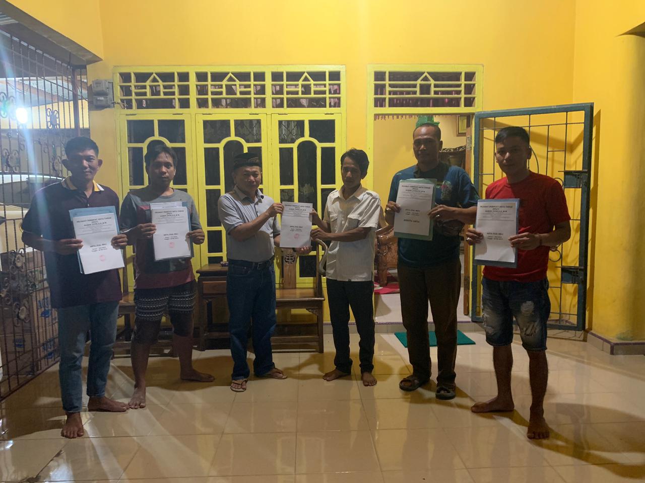 Saikuddin Serahkan Belasan AJB ke Warga Penumangan Secara Gratis