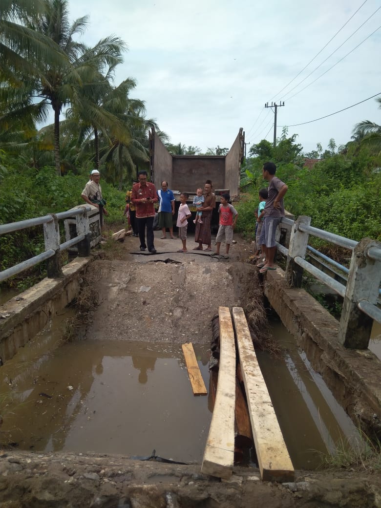 Jembatan Penghubung Kecamatan Pematang Sawa Tanggamus Ambruk, Akses Jalan Terputus Total