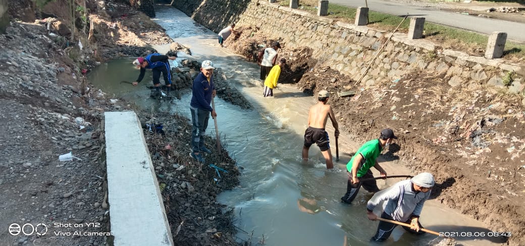 Cegah Banjir, Kepala Pekon Banjarnegara Adakan Jumat Bersih Bersama Warga Sekitar