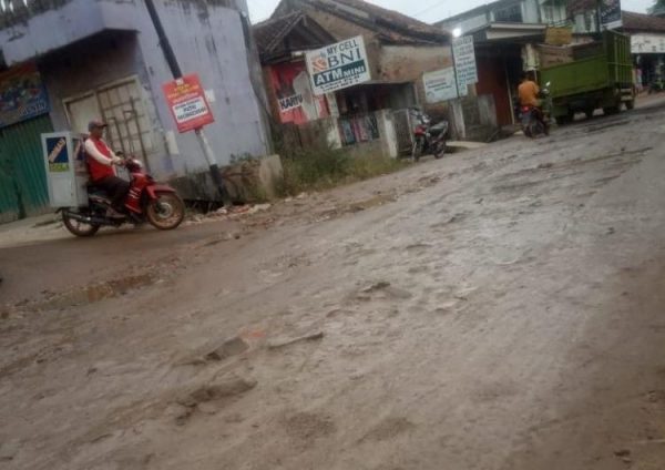 Jalan Provinsi Panjang-Suban Merbau Mataram Bak Kubangan Kerbau?