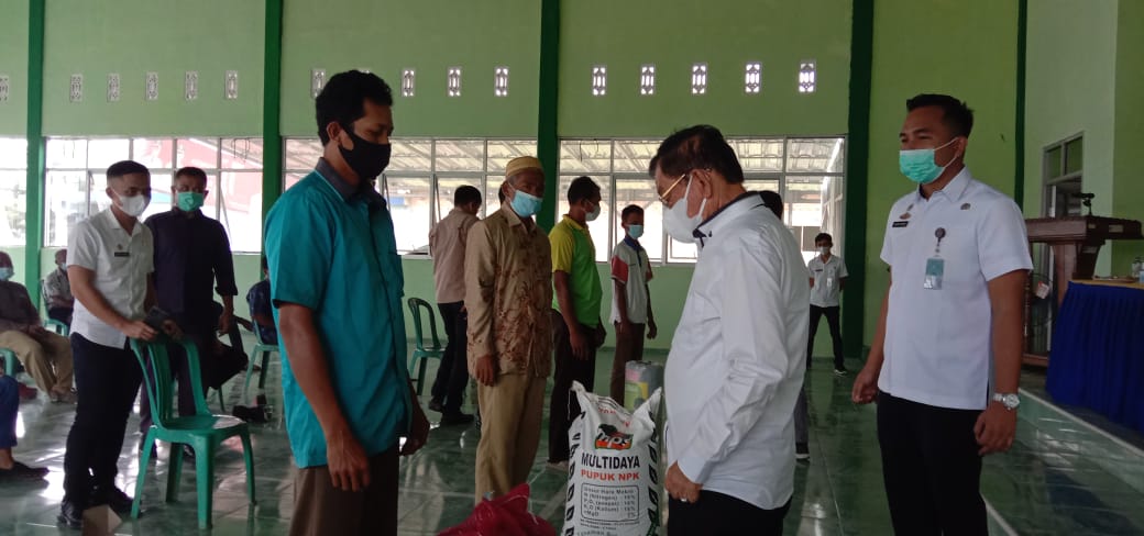 Bupati Mesuji Bagikan 10,5 Ton Benih Bawang Merah ke Desa Sidomulyo
